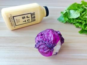 选取新鲜的紫甘蓝、生菜、当然JUST皆食得植物蛋200克肯定少不了【皆食得是纯植物提取，也就是绿豆提取的，兼并了鸡蛋的质感和口感，蛋白质与普通鸡蛋一样，零胆固醇、低脂低卡，赶快吃起来吧！】