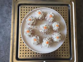 把做好的糯米丸子放到胡萝卜片上，上面放少许胡萝卜碎装饰。