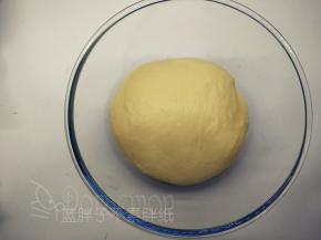 将面团团圆，放在玻璃碗中，盖上保鲜膜，放到温暖的地方发酵，时间大约45分钟。