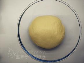 将面团团圆，放在玻璃碗中，盖上保鲜膜，放到温暖的地方发酵，时间大约45分钟。