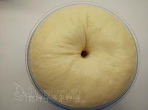 发酵到面团膨胀两倍大，手指沾面粉戳一个洞，不回缩、不塌陷即表示发酵完成。