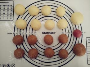 接着我们来分面团。白色面团先分出一个52g（做耳朵、手脚）的面团，剩下的均分为8个，每个约30g。棕色面团同样操作，将它们都滚圆之后盖上保鲜膜松弛15分钟。