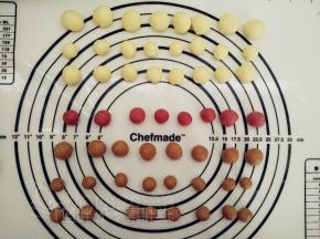 面团发酵期间我们来做情侣熊耳朵和手脚。先取出那个52g的白色面团，分出8个3g的小剂子做情侣熊的耳朵，8个1.5g的小剂子做情侣熊的手，8个2g的小剂子做情侣熊的脚。棕色面团同样操作。红色面团分成8个小剂子（不需要很平均，不过最终我只用了4个），全部小剂子滚圆，盖上保鲜膜备用。
