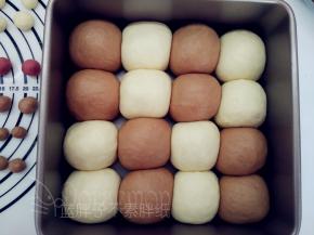 整形好的面团喷上水雾，盖上保鲜膜，放在温暖地方进行二发，大约需要20分钟，发酵到2倍大。