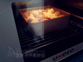 做好的面团送入预热好的烤箱，上下火170℃，中层，烤23分钟，大约剩下8分钟的时候盖上锡纸。