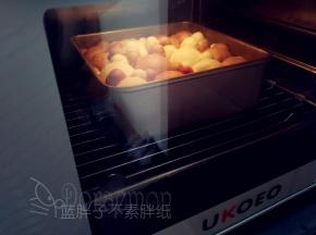 做好的面团送入预热好的烤箱，上下火170℃，中层，烤23分钟，大约剩下8分钟的时候盖上锡纸。