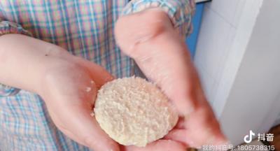 把混合好的食材捏成圆饼，在手中反复丢几下，将空气排出。