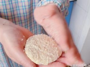 把混合好的食材捏成圆饼，在手中反复丢几下，将空气排出。
