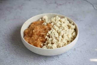 将豆腐泥与调制好的鸡肉泥混合在一起。