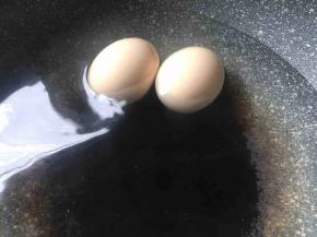 锅中放入适量清清水，冷水时放入鸡蛋；