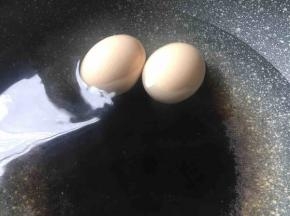 锅中放入适量清清水，冷水时放入鸡蛋；