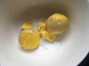 水开煮十分钟，焖十分钟，鸡蛋拿出过凉水，剥壳取出蛋黄；（蛋黄凝固状态即可）