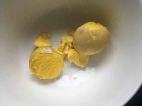水开煮十分钟，焖十分钟，鸡蛋拿出过凉水，剥壳取出蛋黄；（蛋黄凝固状态即可）