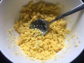 用刀勺子压碎；