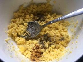 加入适量黑胡椒粉、少许盐、薄盐生抽、苹果醋等进行调味；