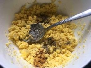 加入适量黑胡椒粉、少许盐、薄盐生抽、苹果醋等进行调味；