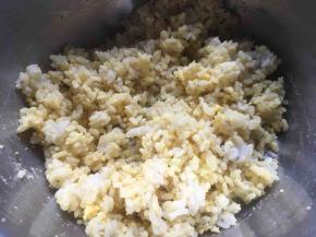 米饭倒入蛋黄泥里，混合均匀；