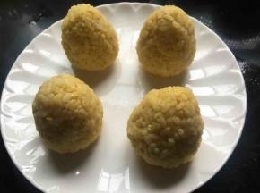 戴上手套，团成4个差不多大小、上窄下宽的饭团子；