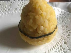 取一饭团，围上腰封，接头处粘少许清水粘住；