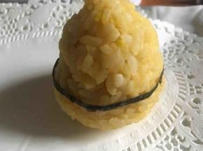 取一饭团，围上腰封，接头处粘少许清水粘住；