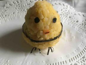 然后依次粘上眼睛、鼻子、脚丫子、嘴巴等；