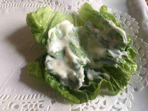 取一片生菜，挤上少许沙拉酱，涂抹均匀；