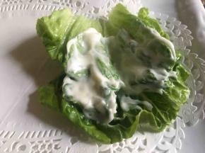 取一片生菜，挤上少许沙拉酱，涂抹均匀；