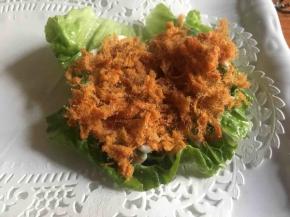 沙拉酱上均匀撒上适量肉松；