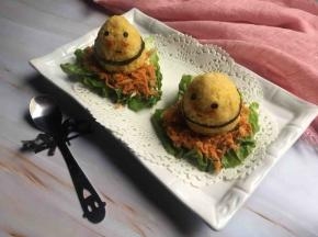 把饭团放到肉松上，再用筷子沾上少许辣酱当作腮红，涂抹在眼里和嘴巴中间即可；