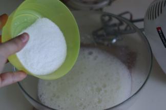 3. . 蛋白加入柠檬汁打发出粗泡，加入1/3砂糖。