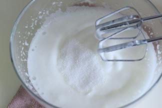 4. 打发到有轻微纹路时加入一部分砂糖。