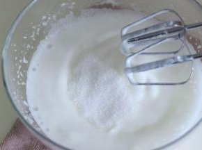 4. 打发到有轻微纹路时加入一部分砂糖。