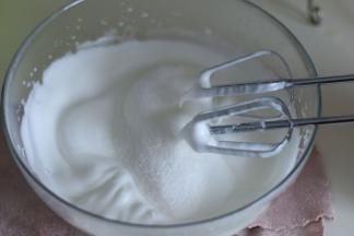 5. 打发到有明显纹路时加入最后的砂糖。