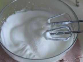 5. 打发到有明显纹路时加入最后的砂糖。