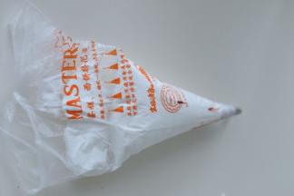 7. 装入裱花袋。排出空气。