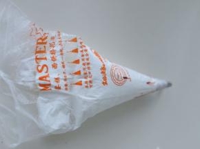 7. 装入裱花袋。排出空气。