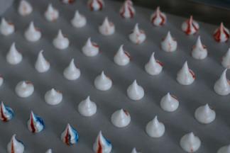 8. 距离烤盘1厘米左右的高度开始挤蛋白霜，挤到你喜欢的大小时向上提裱花嘴，同时放松手，不要用力。