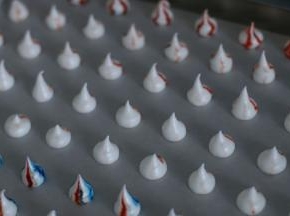 8. 距离烤盘1厘米左右的高度开始挤蛋白霜，挤到你喜欢的大小时向上提裱花嘴，同时放松手，不要用力。