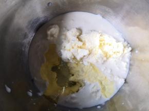 将奶油奶酪与牛奶和玉米油混合