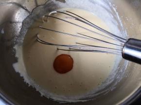 分两次加入蛋黄，将蛋黄糊搅拌均匀