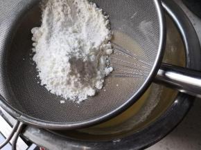 筛入粉类，搅拌均匀