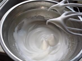 蛋白中加少许柠檬汁和食盐，分3次加入白糖，打发至湿性发泡