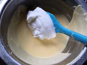 将三分之一蛋白霜加入蛋黄糊，搅拌均匀