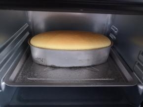 烤箱底部放盛水的烤盘，上下火180度预热好，将蛋糕放在烤盘上，烘烤85分钟
