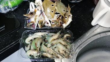 花蟹、虾清处理好、蒜剁碎