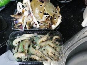 花蟹、虾清处理好、蒜剁碎