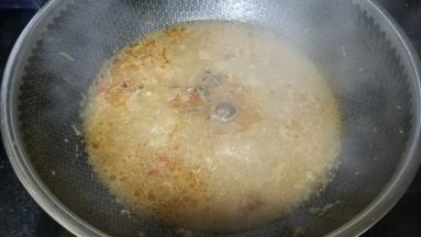 锅里热油放入半碗蒜蓉、辣椒圈爆香，倒入啤酒、鱼露、糖调味