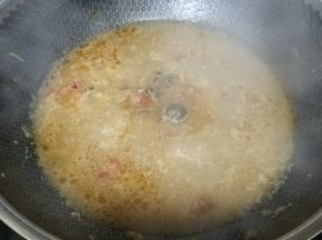 锅里热油放入半碗蒜蓉、辣椒圈爆香，倒入啤酒、鱼露、糖调味