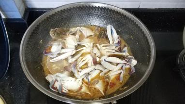 烧开后放入花蟹