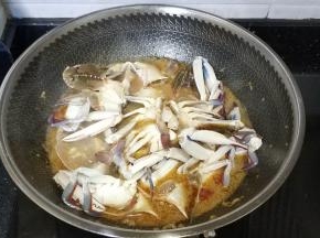 烧开后放入花蟹